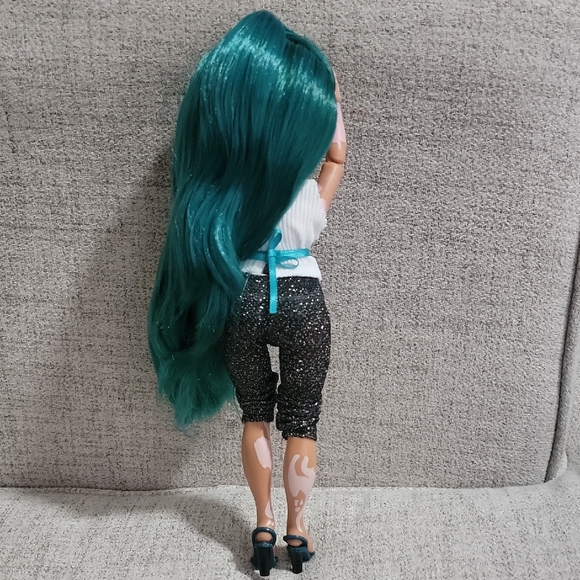 Rare Jewel Richie Rainbow High Emerald Green, Vitiligo Doll. - Picture 4 of 6